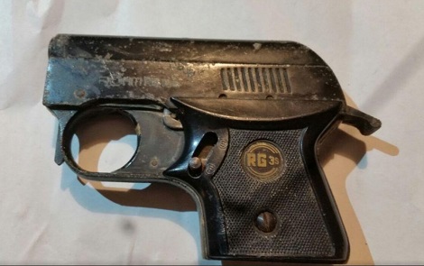 La mujer intentó ingresar con una réplica de arma de fuego.