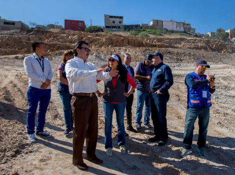 Alcalde de Tijuana, Juan Manuel Gastélum Buenrostro, supervisó junto con Protección Civil la construcción de viviendas en la colonia Lomas del Rubí, D