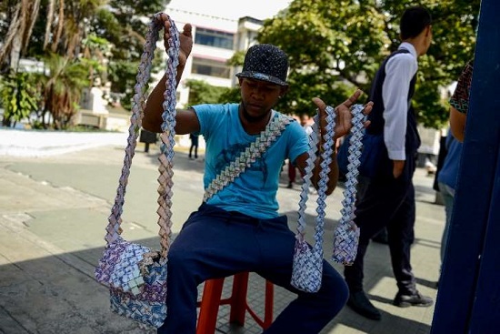 El artesano vende afuera de una estación del Metro de Caracas sus piezas, cigarrillos y café para mantener a su familia.