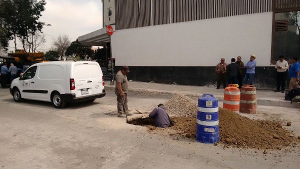 Una cuadrilla acudió a reparar el nuevo socavón en la calle de Humboldt en la colonia Centro.