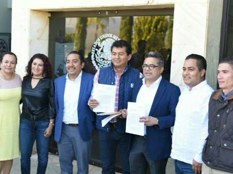 Diputados del PAN y del PRD en Oaxaca, al salir de la delegación de la PGR. 
