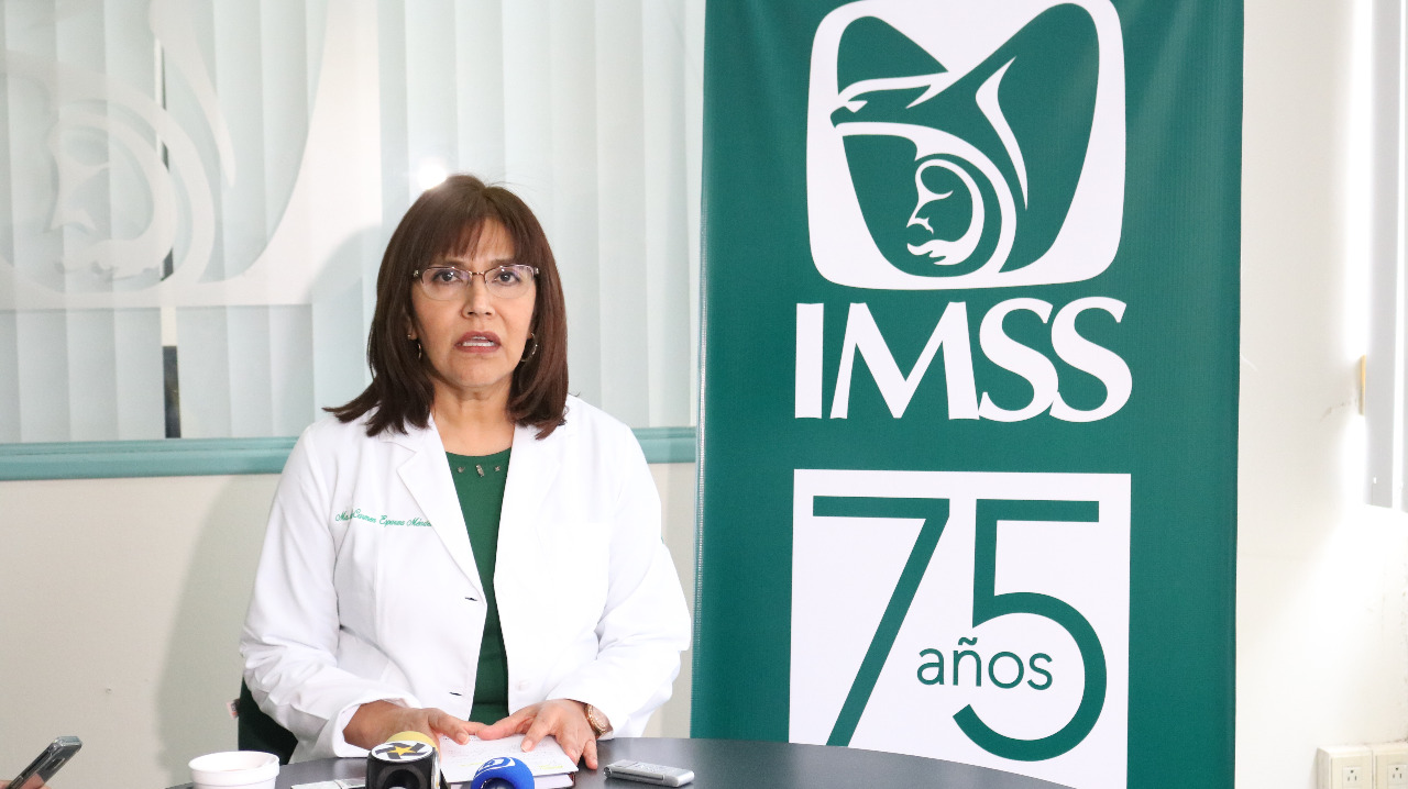 Doctora María del Carmen Esparza Méndez, estomatóloga del IMSS. 