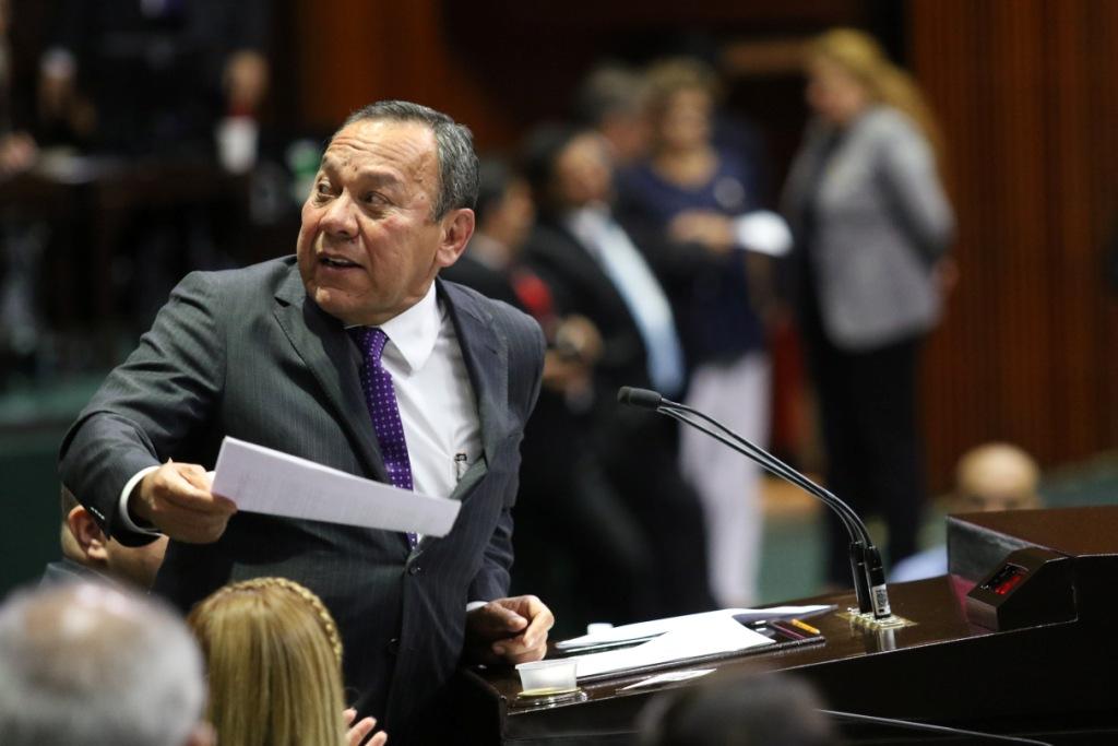 Jesús Zambrano Grijalva, diputado del PRD durante la sesión ordinaria en la Cámara de Diputados.
