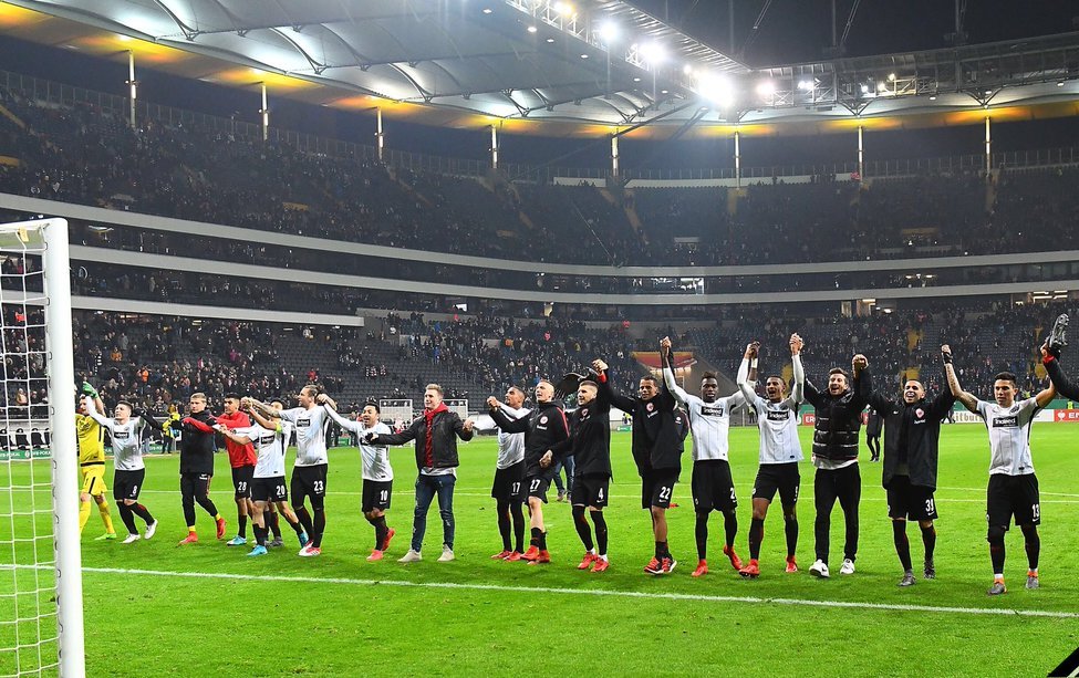 Jugadores del Eintracht Frankfurt festejando su pase a 'semis' en la copa alemana