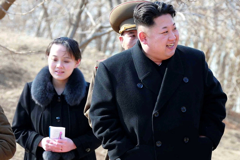 El líder norcoreano Kim Jong-un junto a su hermana Kim Yo-Jong.
