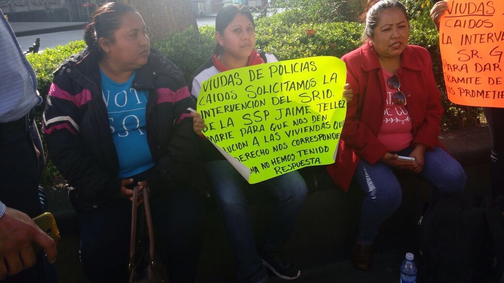Las manifestantes, procedentes de Chicontepec, Tantoyuca, Misantla y Papantla, pidieron a Miguel Ángel Yunes atender su reclamo ya que al menos 20 fam