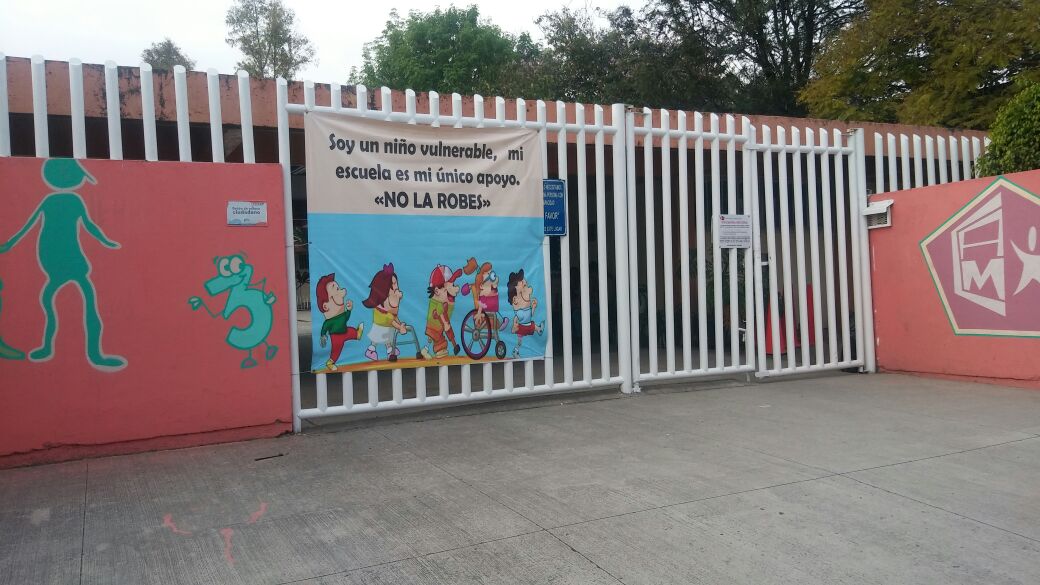 Padres de familia colocaron mantas ante inseguridad. 