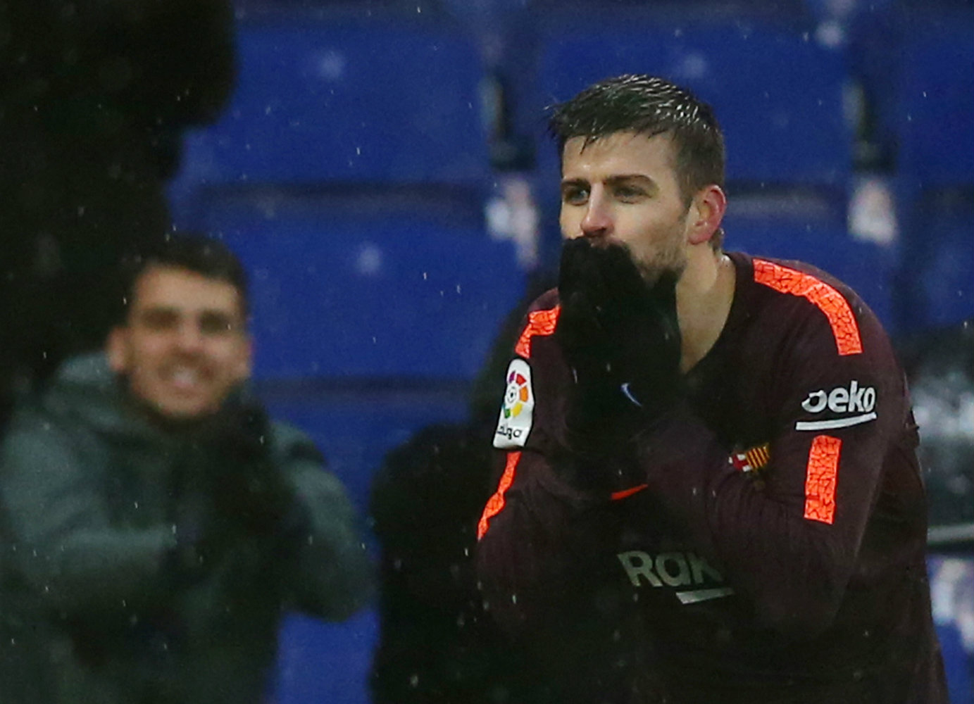 Piqué calla silbidos de la afición del Espanyol