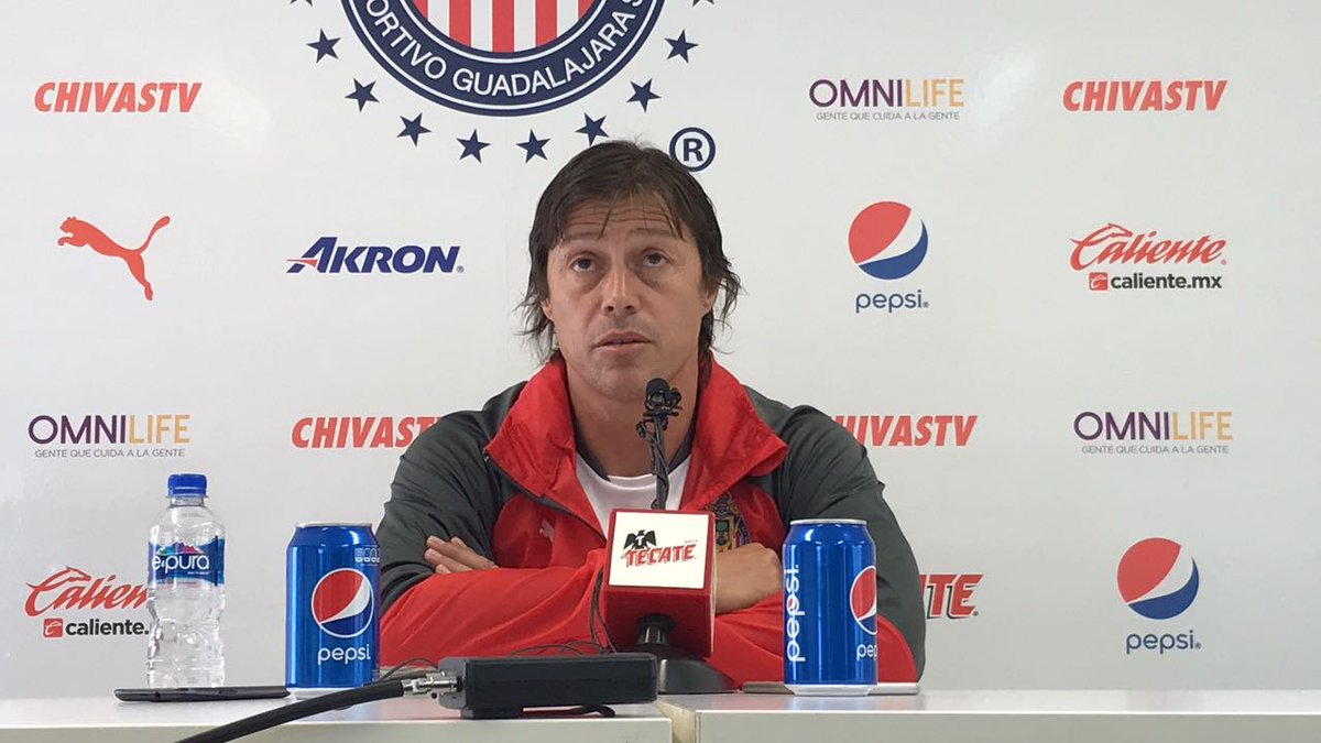 En rueda de prensa el `Pelado´ envió un mensaje a quienes piden su salida del banquillo de Chivas. 