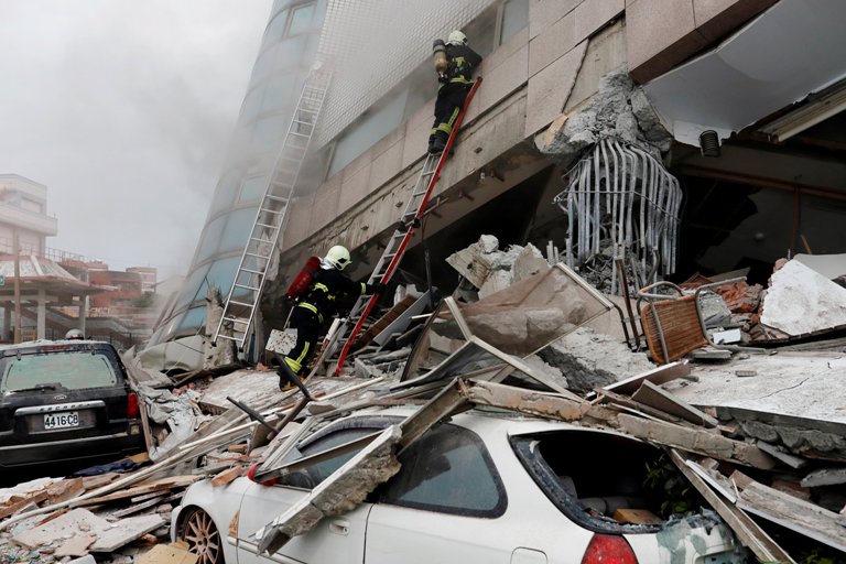 Los servicios de rescate siguen buscando sobrevivientes entre los escombros.