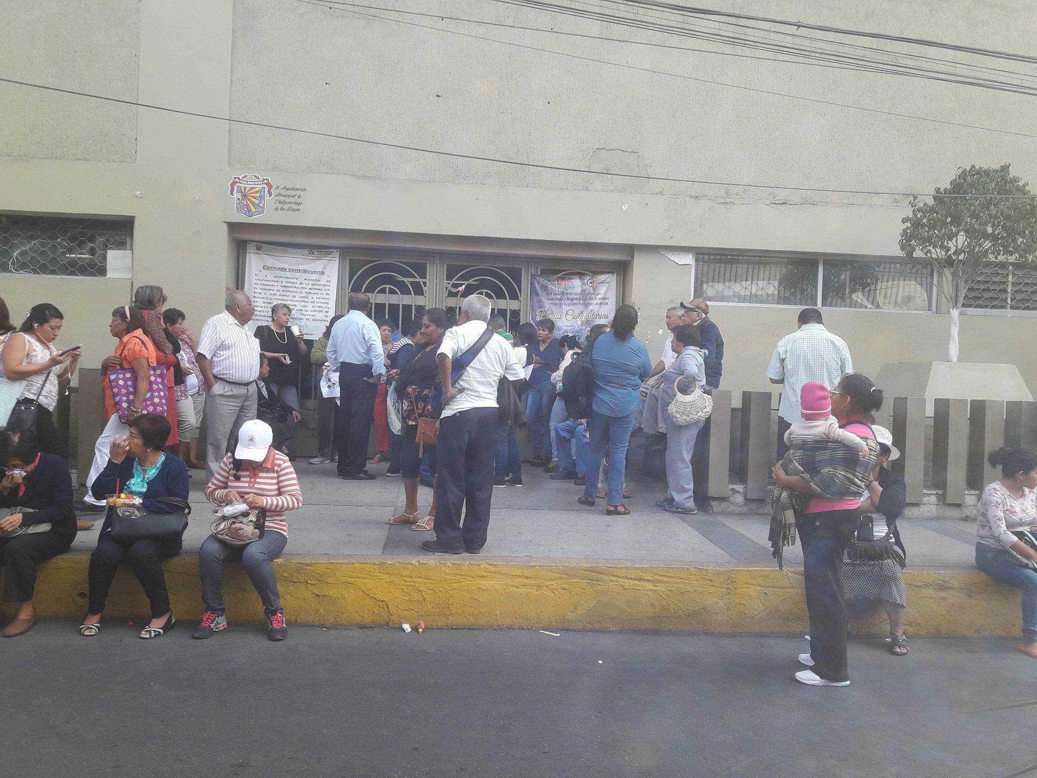 La toma de las instalaciones generó molestia entre los empleados del ayuntamiento.