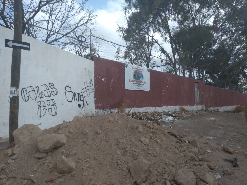 Afuera de la Secundaria Técnica Número 53 hay graffiti. 