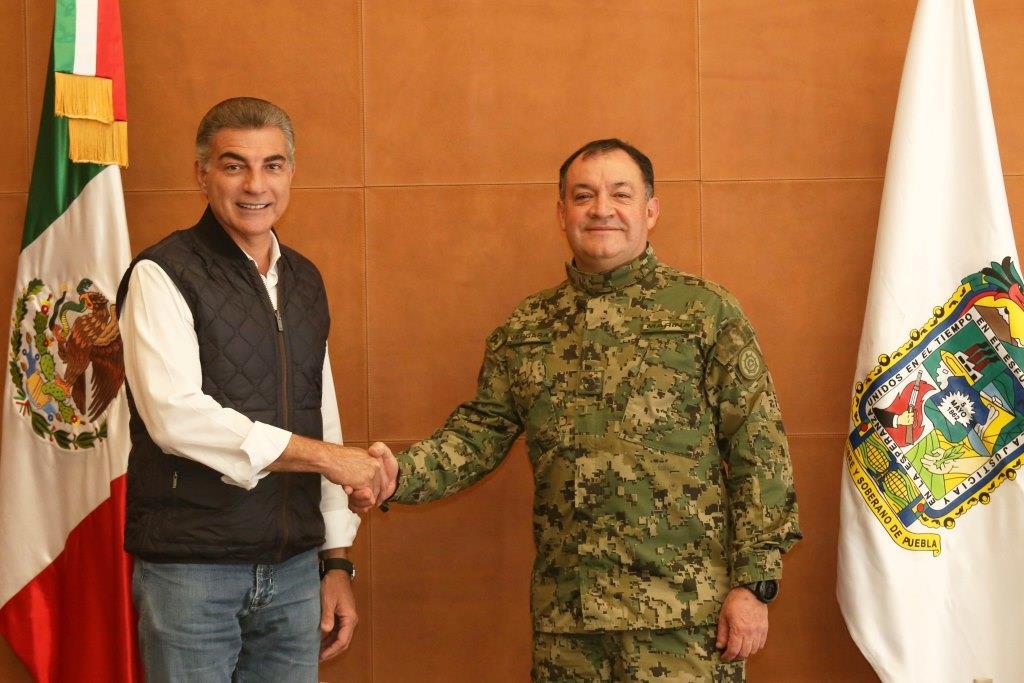 Antno Gali, gobernador de Puebla, recibió al Almirante José Luis Vergara, Oficial Mayor de la Secretaría de Marina.