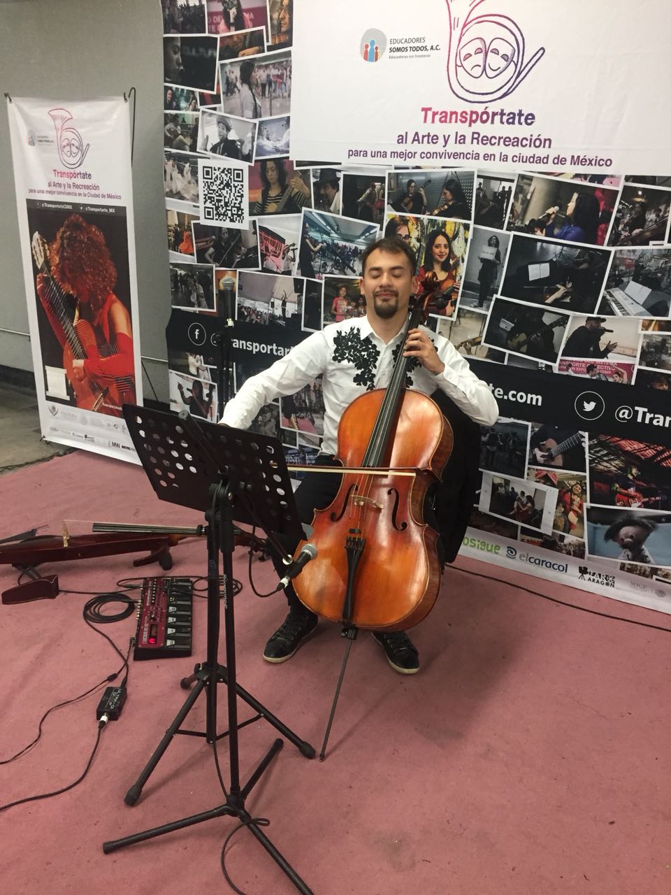 El cellista Jorge Carrión deleitó al público en los pasillos del metro Candelaria.