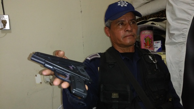 El comandante de la Policía en Pueblo Viejo, Silvestre Aguilar muestra las pistolas de juguete con las que adolescentes cometían sus robos. 
