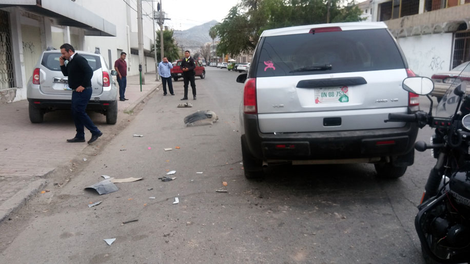 El auto quedó a mitad de la calle luego del 'descuido'.