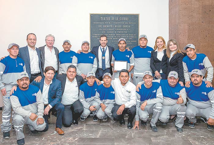 La ceremonia se realizó en el Teatro de la Ciudad.