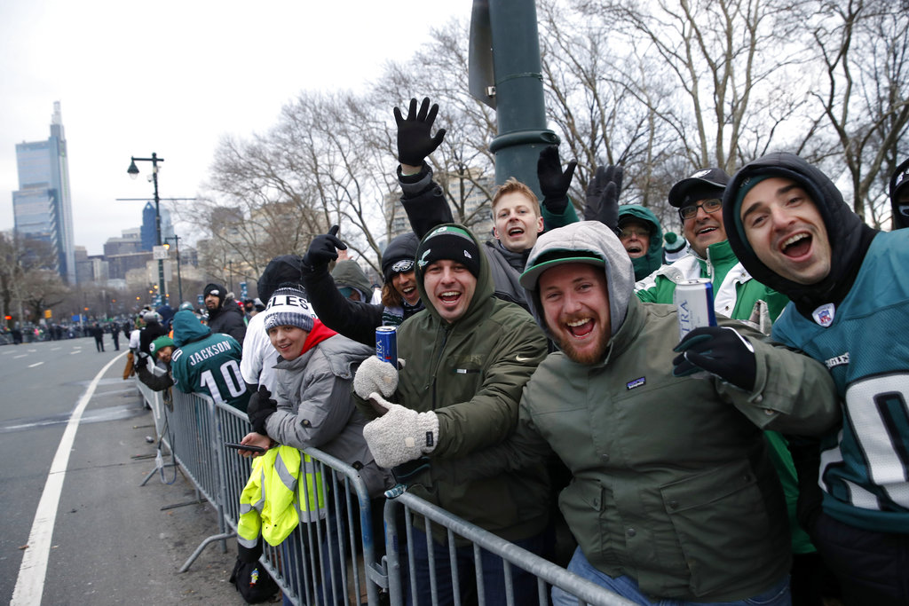 Los aficionados se preparan para el desfile de los Eagles