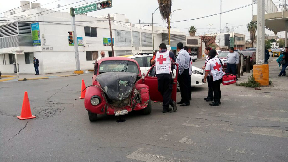 Por la fuerza del choque la puerta del 'vocho' se abrió.