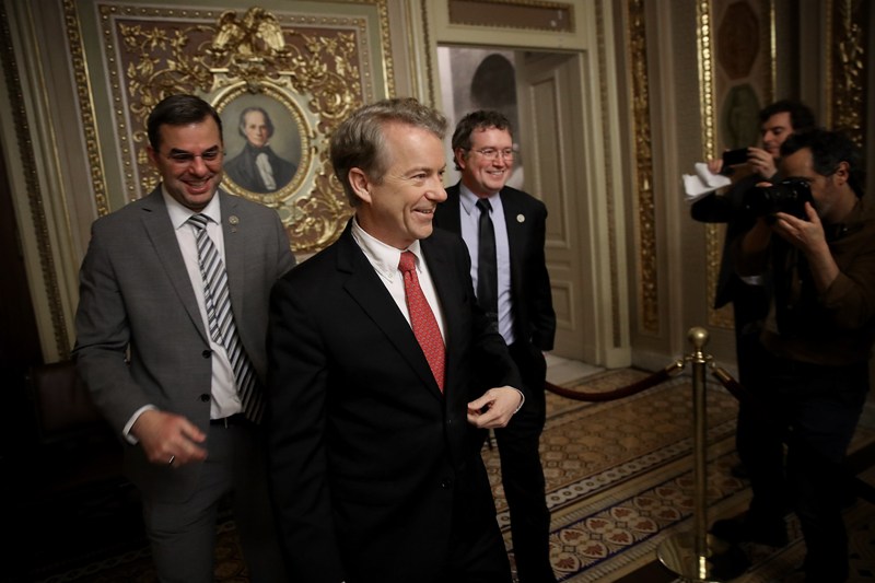 El senador republicano Rand Paul está retrasando la votación del Senado.