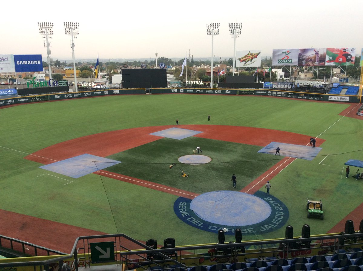 El terreno de juego tiene lonas para proteger las bases, el plato y la lomita del agua. 