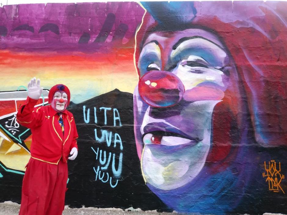 Vita Uva acudió a conocer su mural y aprovechó para usar por primera vez una lata de pintura y firmarlo.