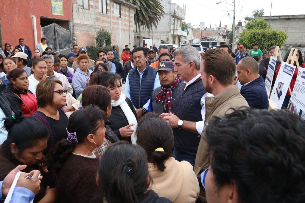 Antonio Gali, gobernador de Puebla, y Luis Banck, presidente municipal, supervisaron trabajos del programa de Captadores de Agua Pluvial.
