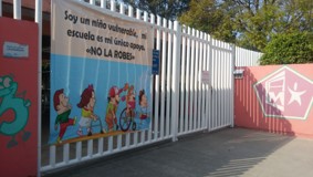 Con una manta suplican a los ladrones que no roben en su plantel. 