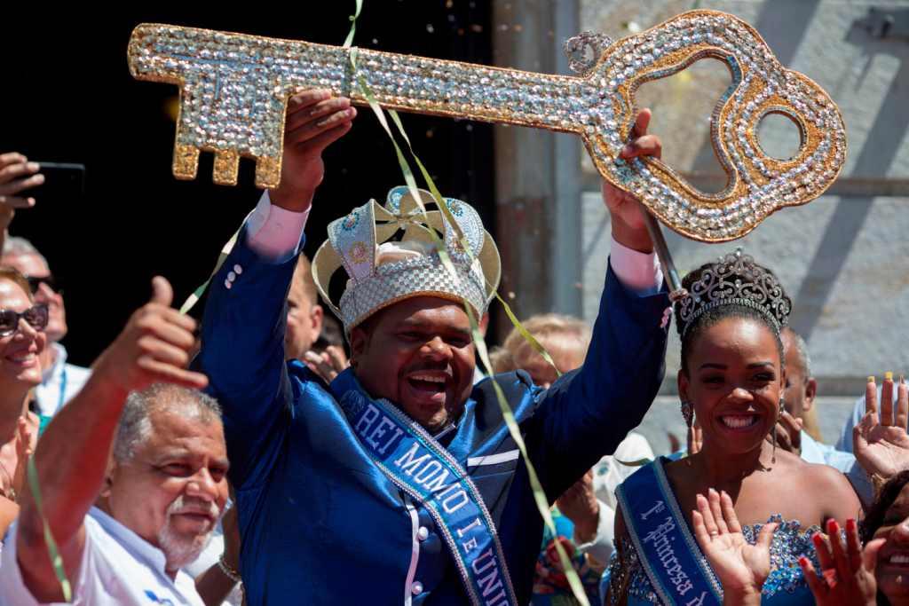 La entrega simbólica de las llaves de la ciudad al Rey Momo dio inicio a cinco días de fiestas en Río de Janeiro.
