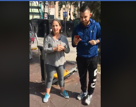 Jorge Lara con la nutrióloga Beatriz Cuyás durante la platica sobre el ejercicio