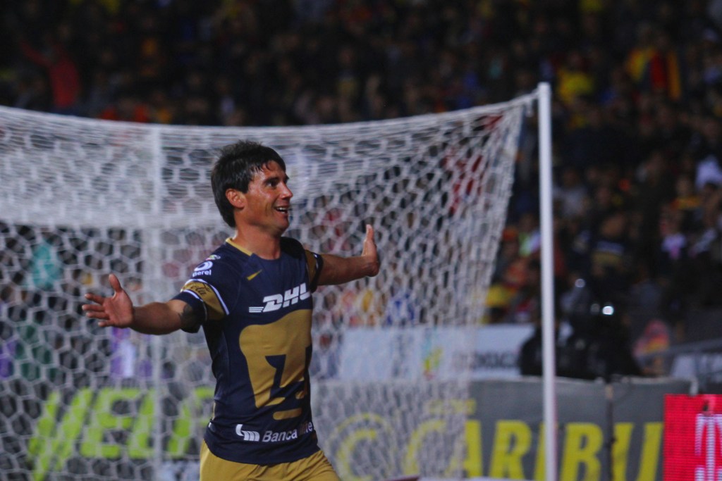 Matías Alustiza en festejo de gol 
