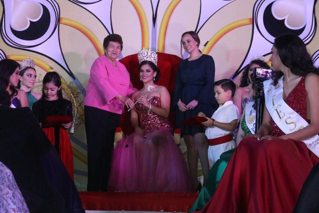 Momentos de a coronación de la Reyna del carnaval.