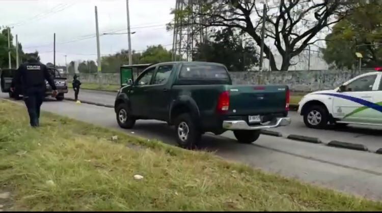 Nuevamente vehículo de la Fiscalía General choca en Gobernador Curiel y Escultura.
