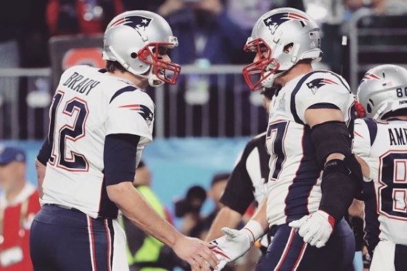 Tom Brady con un compañero de Patriots