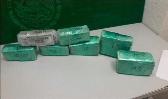 El dinero estaba envuelto en plástico verde y blanco.