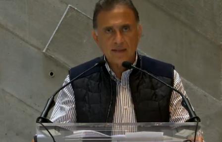 El gobernador de Veracruz, Miguel Ángel Yunes, durante la conferencia de prensa.