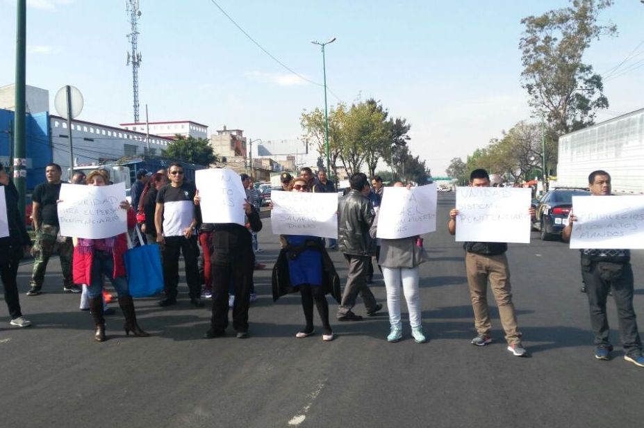 Los manifestantes bloquearon la Calzada Ermita Iztapalpa, frente al penal de Santa Martha.