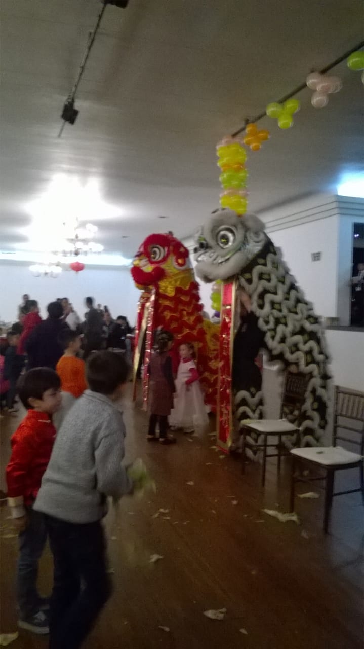 Cerca de 500 personas de la comunidad china se dieron cita anoche en el salón Fiesta Guadalajara para recibir el año nuevo chino. 