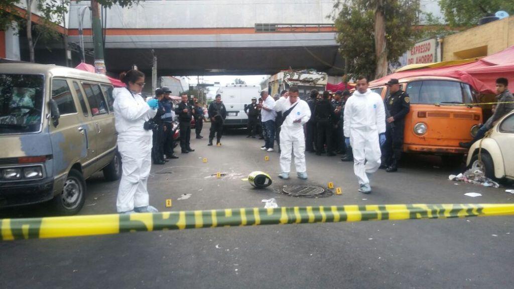 En el lugar quedaron nueve casquillos, un casco, el vehículo y el cadáver de una de las víctimas quien hasta el momento no ha sido identificado. 