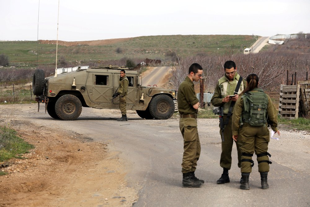 Soldados israelíes vigilan la frontera con Siria.