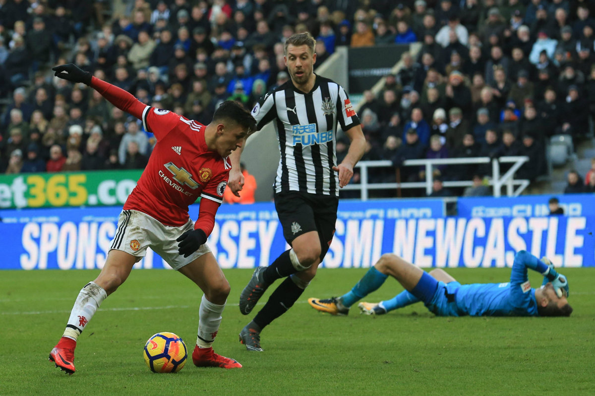 Alexis Sánchez en el partido del Manchester United