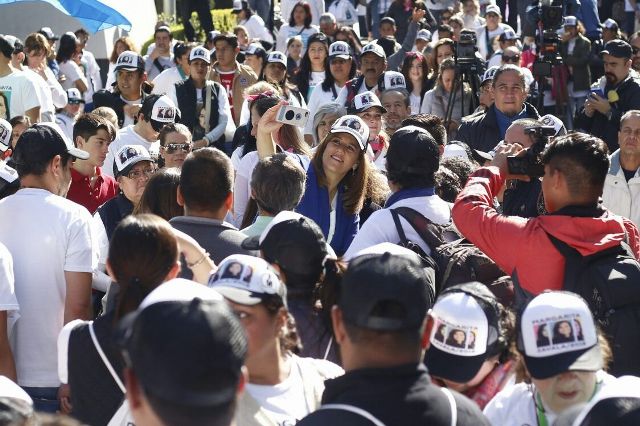 La aspirante independiente a la Presidencia, Margarita Zavala, lanzó un reto para reunir firmas en el Parque Hundido. 