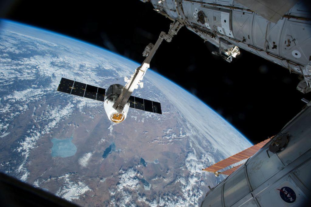 Esta base es utilizada por una tripulación internacional para desarrollar la investigación científica del universo espacial.