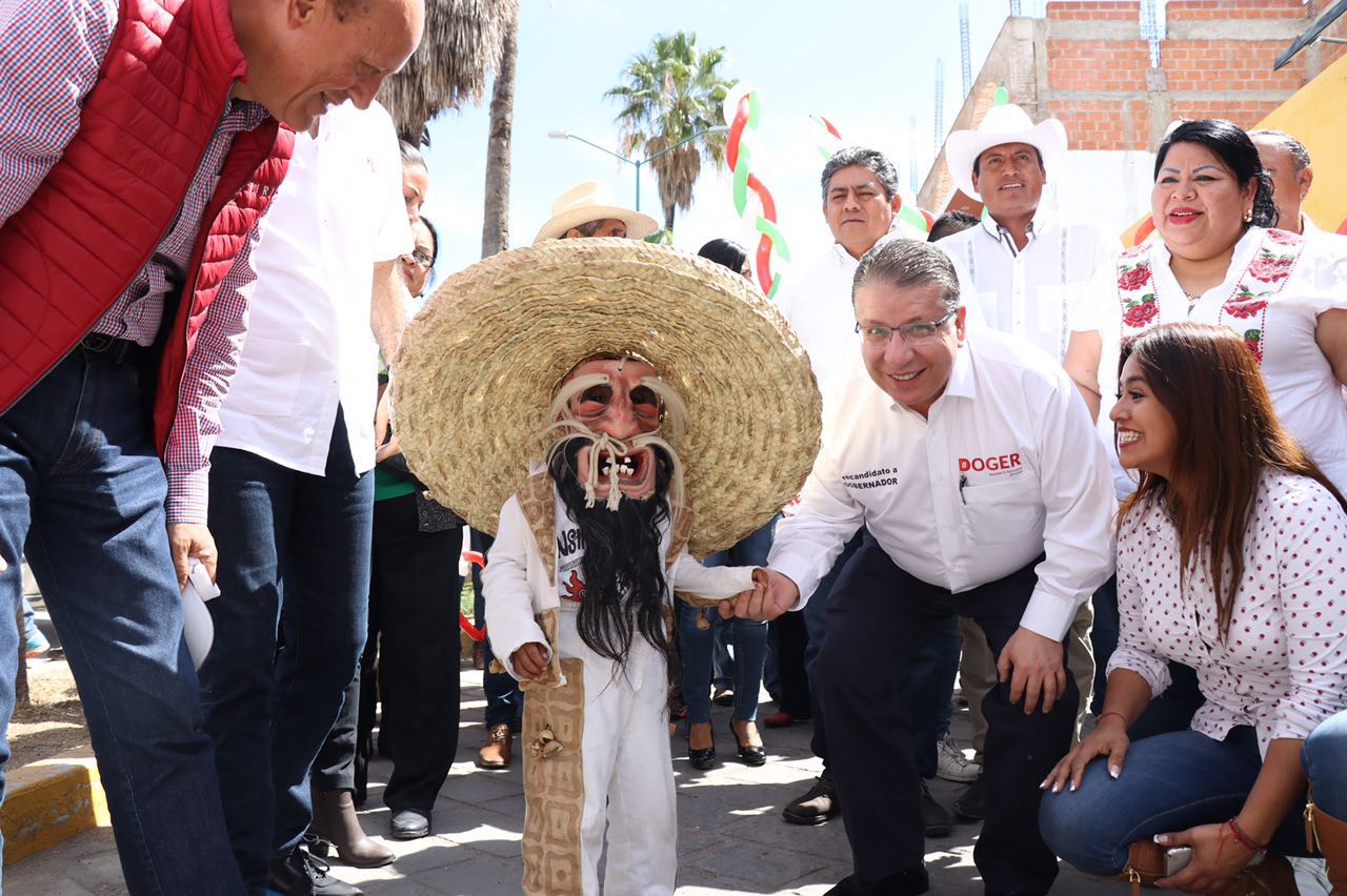 Enrique Doger, precandidato a la gubernatura del Puebla por el PRI durante gira en Acatlán de Osorio.