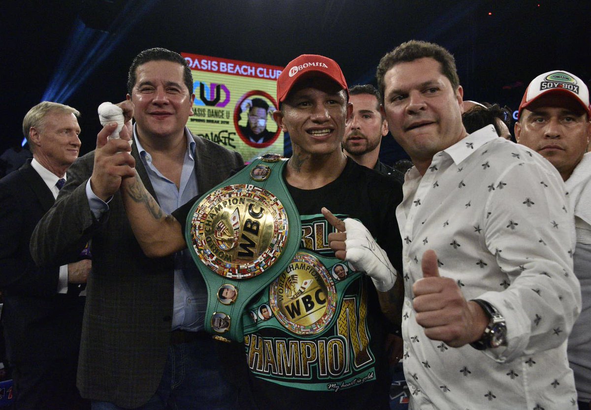 Miguel Berchelt con su cinturón del Consejo Mundial de Boxeo