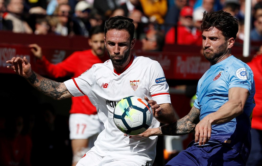 Miguel Layún en disputa del balón