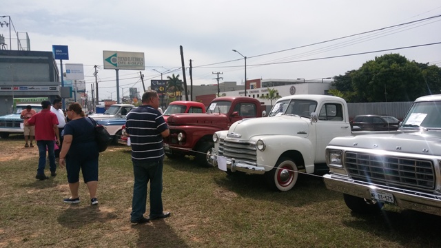 Muestra de coches en el Día Mundial del Auto Clásico en Tampico.