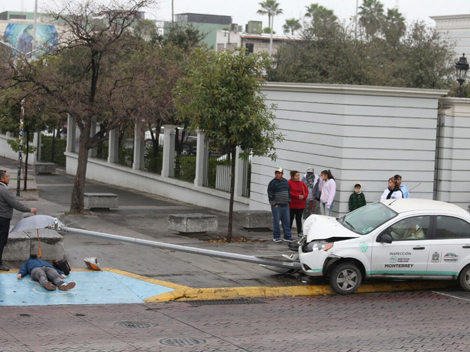 El accidente ocurrió sobre la calle Zuazua a la altura de Morelos en el centro de Monterrey.