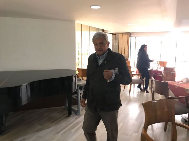 Andrés Manuel López Obrador se reunió en privado con empresarios y militantes de Morena en Morelia.