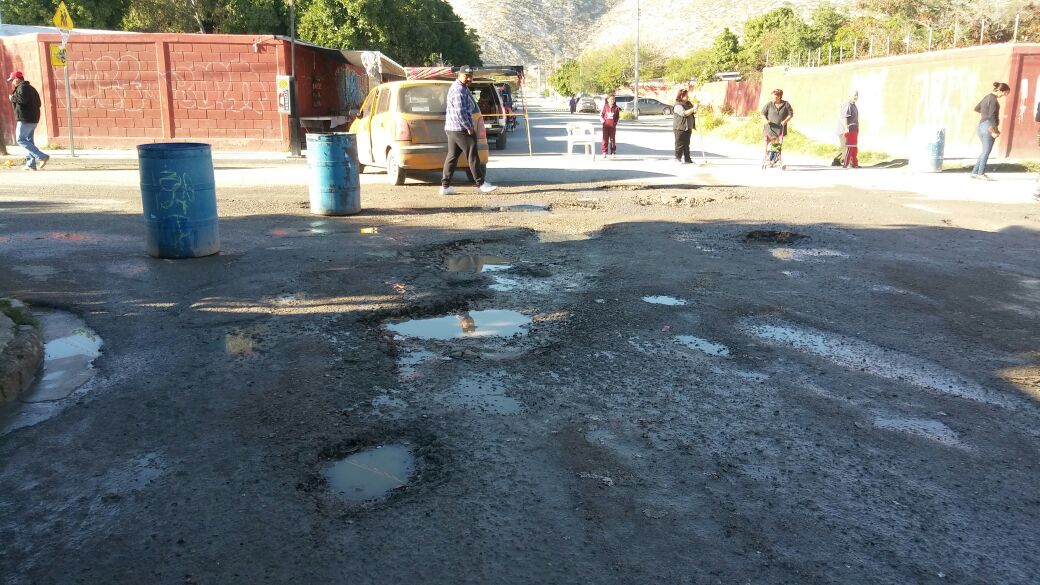 Baches y aguas negras ponen al límite a habitantes del suroriente de Torreón.